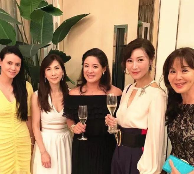 张艾嘉冯咏仪最近照,张艾嘉和儿子合影