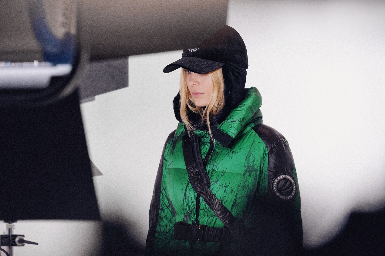 杨幂李宇春出席波司登上海发布会,杨幂和李宇春参加波司登