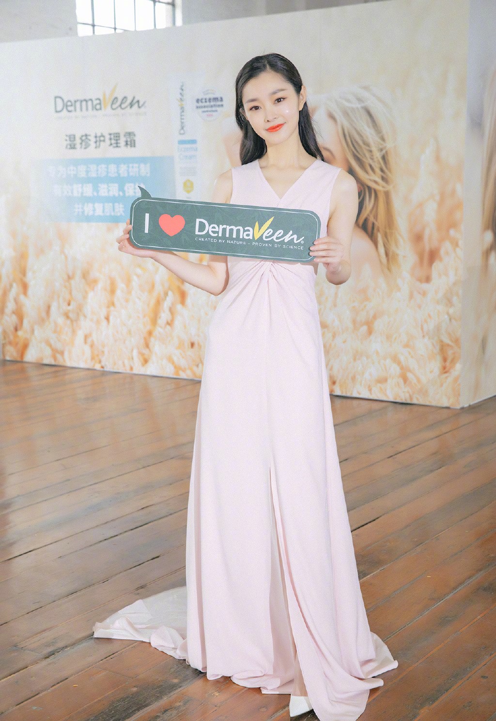 《庆余年》中她是范闲迷妹，今穿蓝色印花抹胸裙，秀香肩惊艳迷人