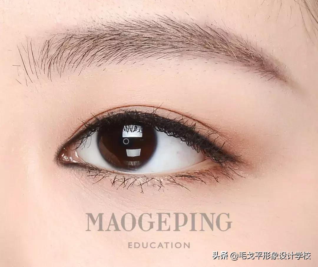 眼线一笔成型教学,眼线一画就成梯形