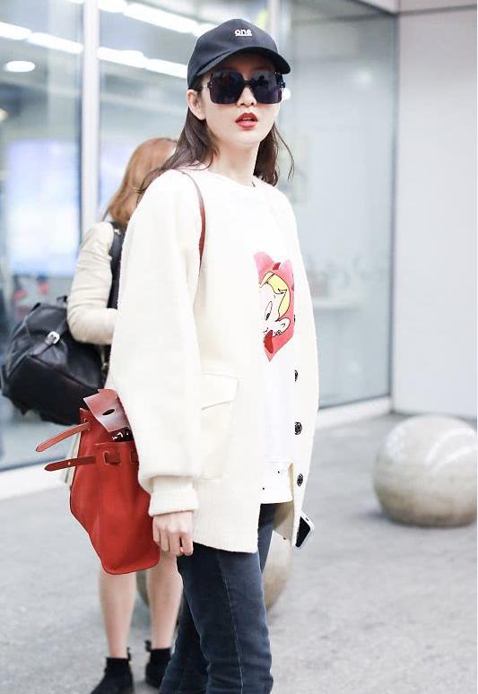 出门搭配衣服秋,王鸥夏季穿搭白色v领上衣