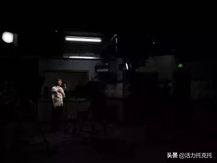 白衣礼赞致敬最美逆行者,致敬逆行者礼赞劳动者