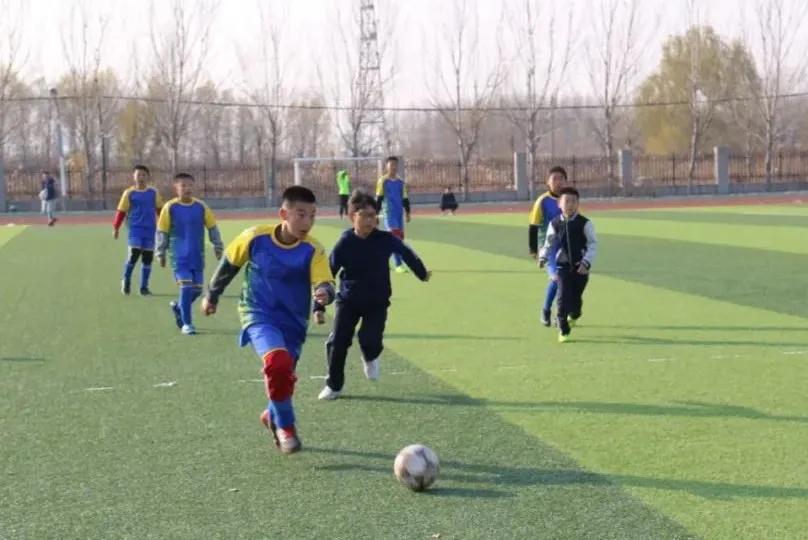 足球竞技快乐共享——街二小在区“中小学生足球赛”中荣获亚军