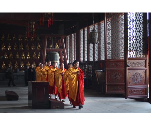 为什么寺庙里很多年轻人做和尚,年轻人不努力去寺庙