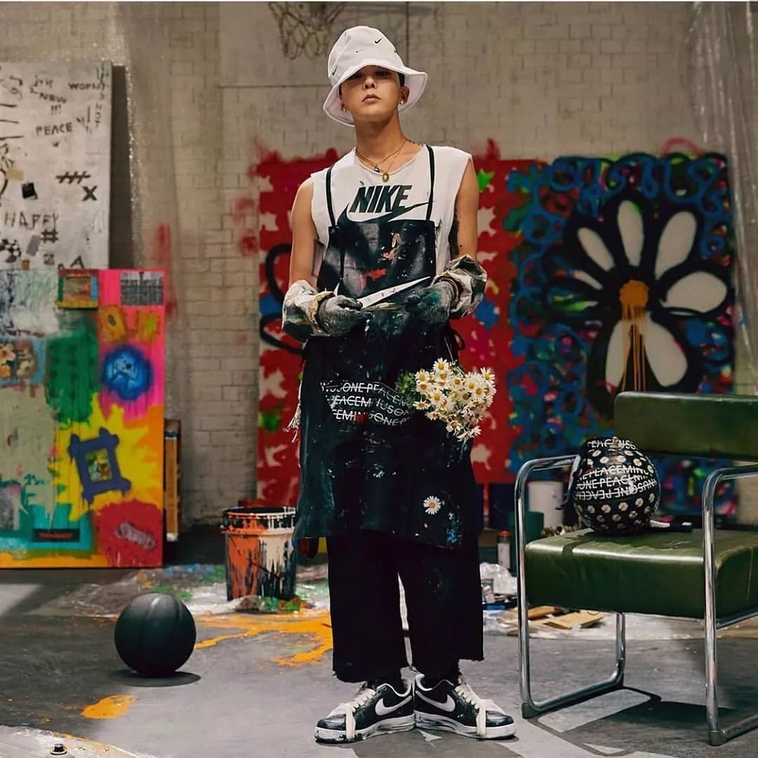 权志龙xAF1鞋面“刮”开居然这么秀？这刮的不是鞋是钱啊