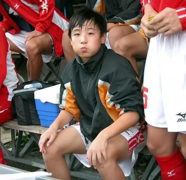 武磊西班牙人成名战,武磊是第一个攻破巴萨的亚洲人吗