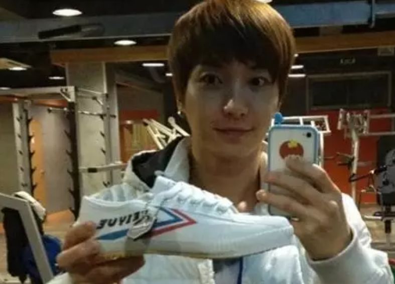 中国地摊经济带动了世界,中国地摊鞋成了国际大牌