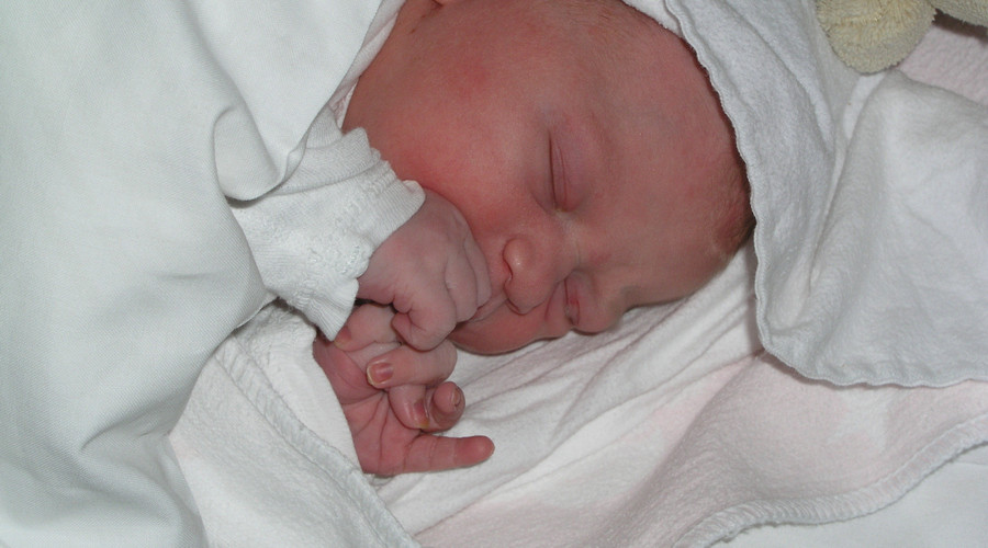 宝宝冬天红苹果脸是怎么回事,宝宝脸上红苹果怎么预防