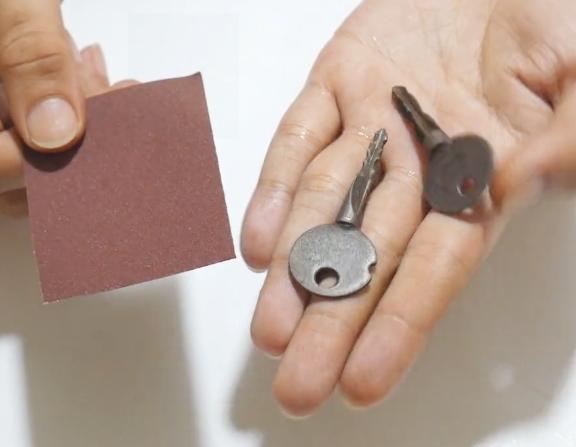 锁生锈了怎么快速不用钥匙开,钥匙生锈不好开门怎么处理