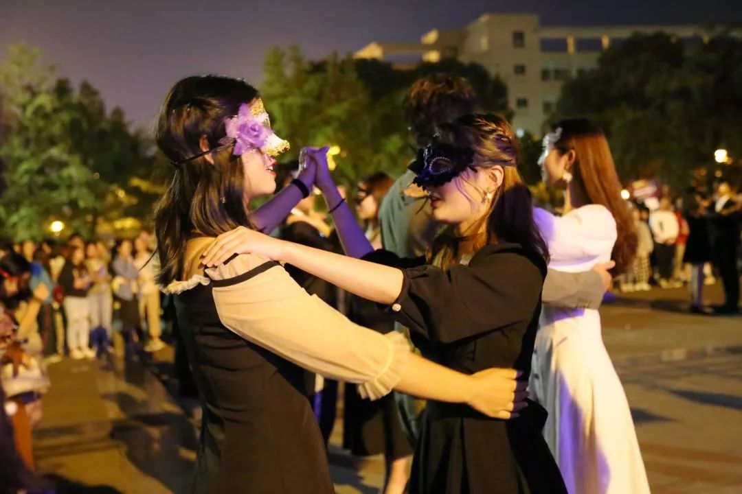 一场派对，一张面具，浪漫由你！川大锦江学院举行“假面舞会”