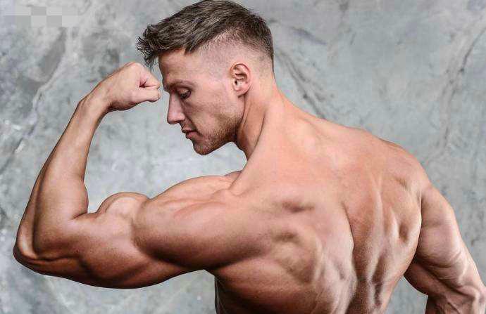 熟练健身动作,怎么练手臂纤细又长也不会变粗