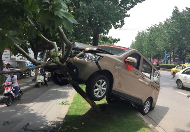 老是踩错油门怎么办,刹车与油门踩错的问题容易解决