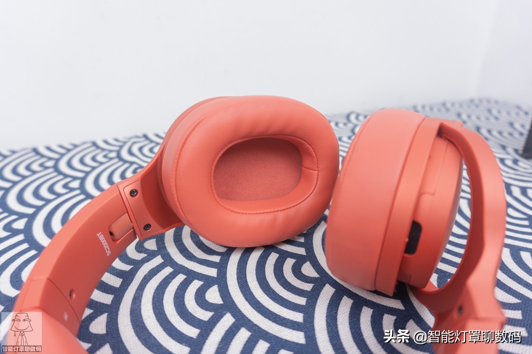 深圳小伙的快乐出租屋（上）：千元1080P投影+头戴蓝牙耳机