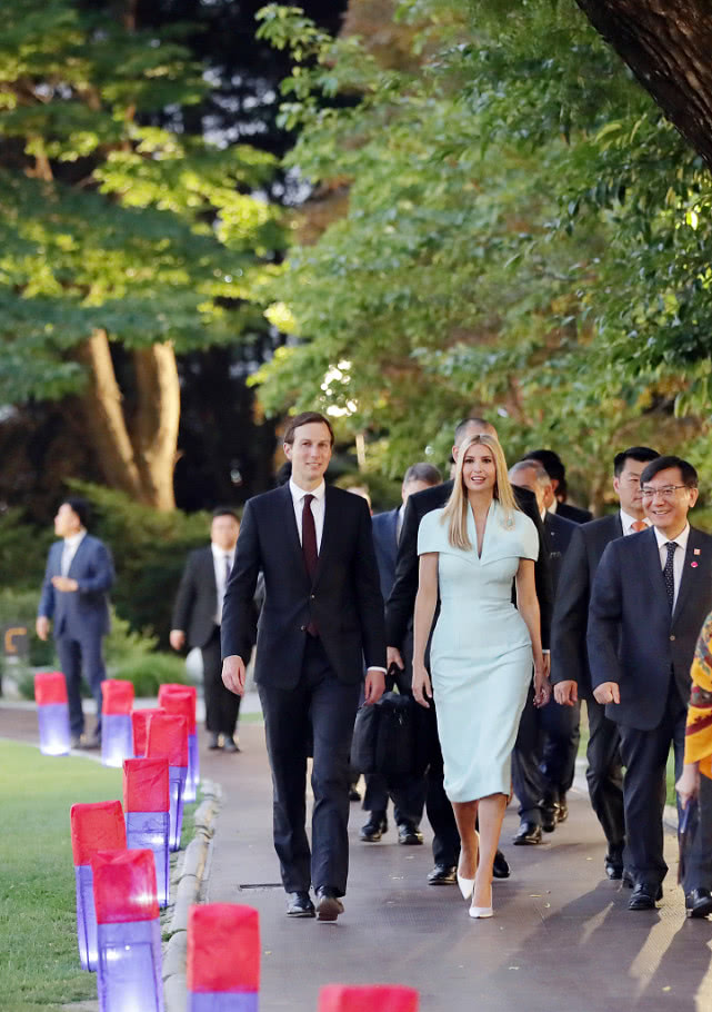 伊万卡穿蓝色裙,伊万卡穿修身蓝裙惊艳韩国