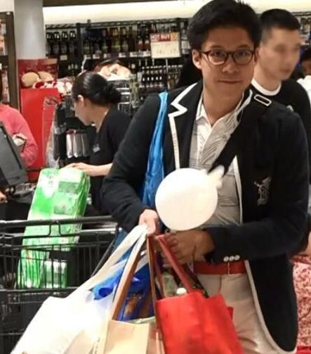 郭晶晶和霍启刚一家穿运动鞋,霍启刚陪郭晶晶玩滑板