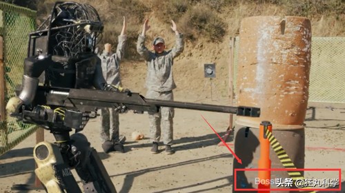 遭遇百般霸凌后，机器人竟将枪口对准人类