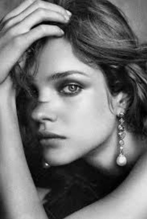 卖水果出身的模特，凭什么成了LV集团的太子妃？