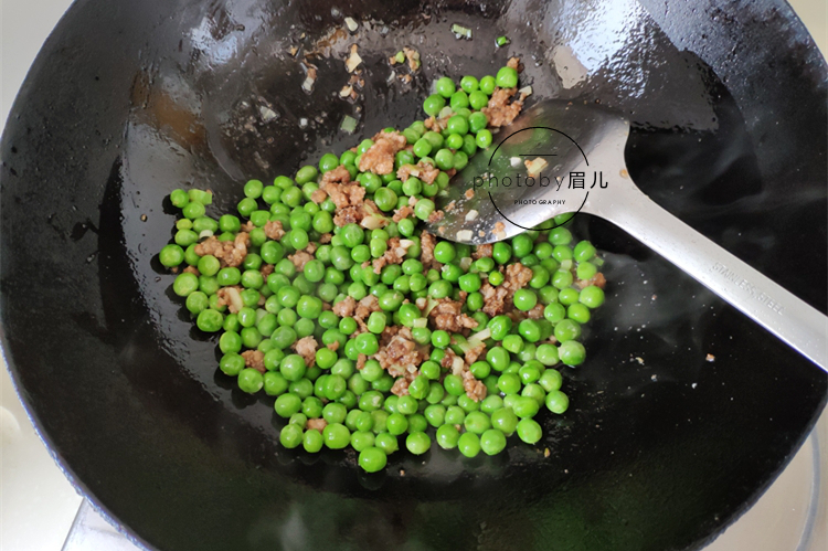 为啥你做的豌豆容易变黄？只要一招，炒出来的豌豆翠绿又好吃