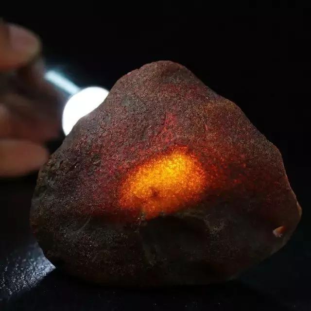 一刀穷两刀富原石,一刀穷一刀富翡翠原石开出帝王绿