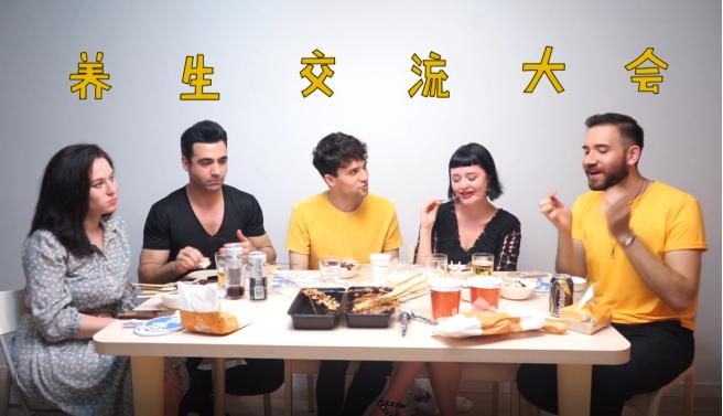 从拒绝到真香！外国人体验中国重口味宵夜，场面爆笑