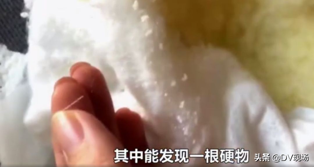 婴儿屁股起红色硬疹子怎么回事,新生儿用纸尿裤屁股上有红点