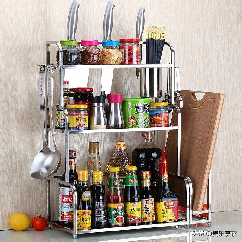 家里的厨房安上这样一个置物架,厨房装哪种置物架方便又好看
