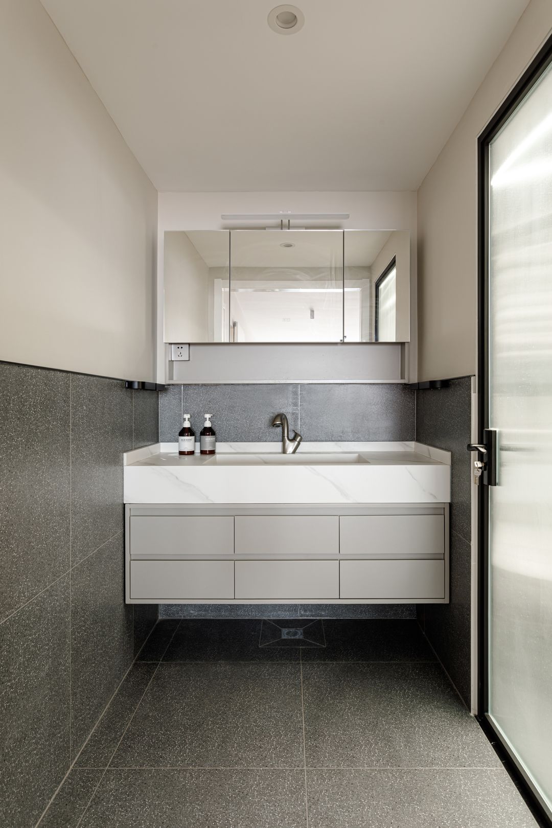 北京夫妻改造老破小,北京夫妻全屋水泥极简装修风格