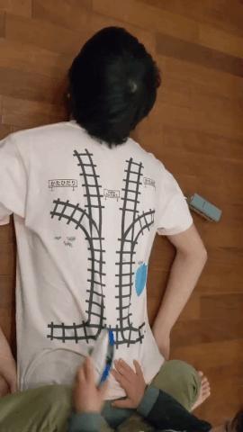 因为疫情在家办公的软件工程师，发明了一件让娃帮你按摩的T恤