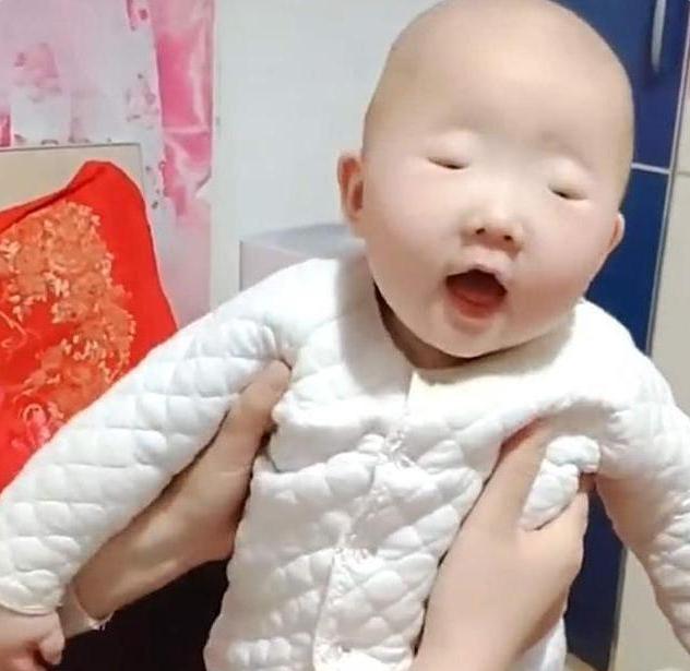全网眼睛最小宝宝火了,眼睛小的只有一条缝,网友:芝麻吃多了?
