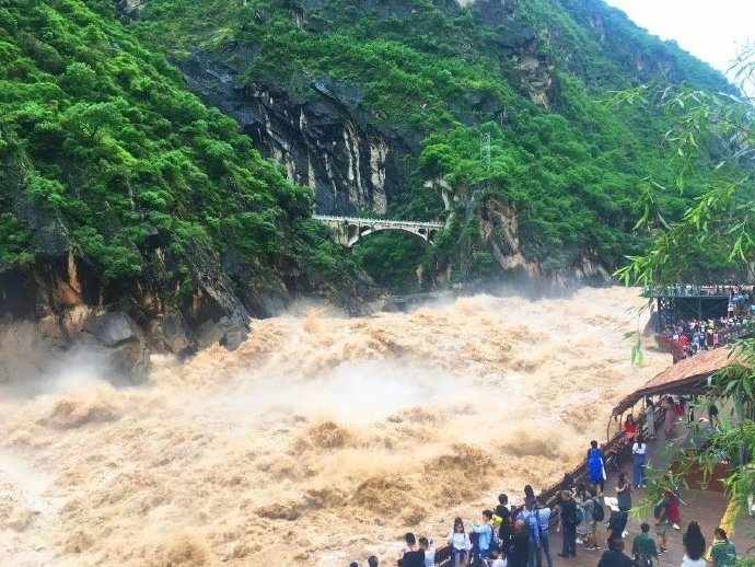 虎跳峡，以惊、奇、险而闻名天下，被誉为“中国最美的峡谷”
