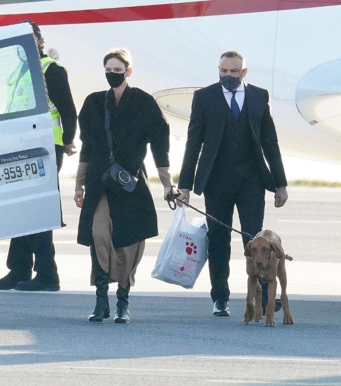 夏琳王妃与家人团聚，黑色风衣内搭毛衫很优雅，高冷气质也变温柔