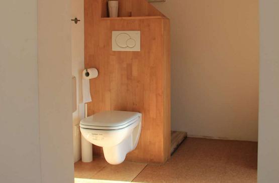 卫生间悬挂式马桶靠墙效果图,卫生间马桶上方怎么装修最合适