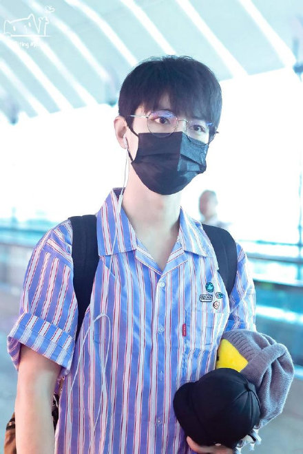 肖战新造型穿益字白T，手绘漫画传递正能量，总算复出有望了