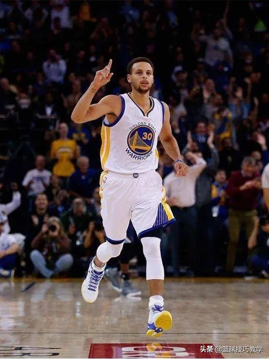库里上脚了鸳鸯配色的战靴,他最重要的战靴原来是这双