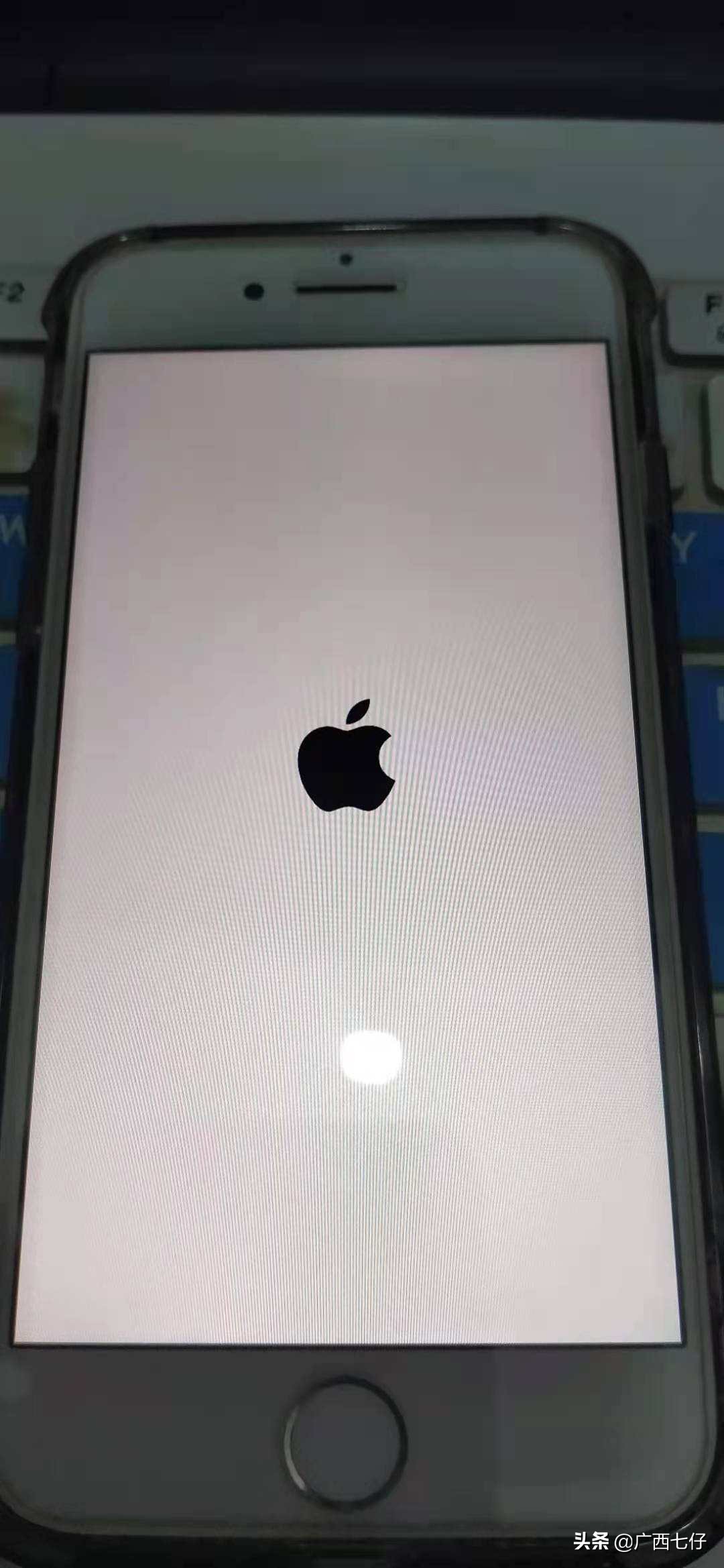 苹果手机升级后无限白屏,苹果手机白屏卡机