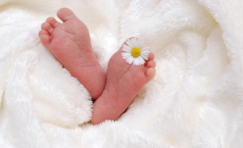 还在相信“寒从脚起”?别全信,除这5种情况外,宝宝可以光脚跑