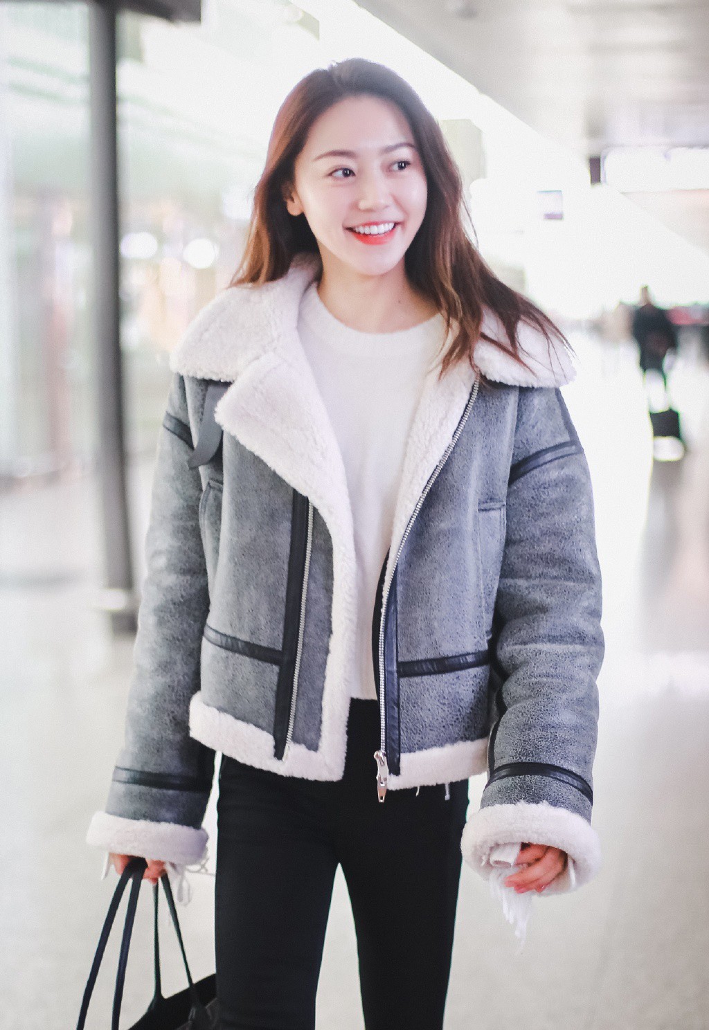 剧中她嫁老板杨幂的未婚夫,穿机车服配紧身裤,大长腿不输杨幂