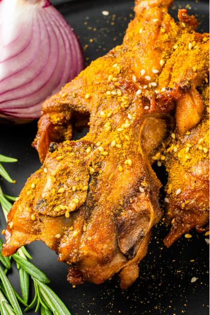 90后闺蜜在学校门口卖早餐，鸡架夹饼是特色，小学生看见走不动路