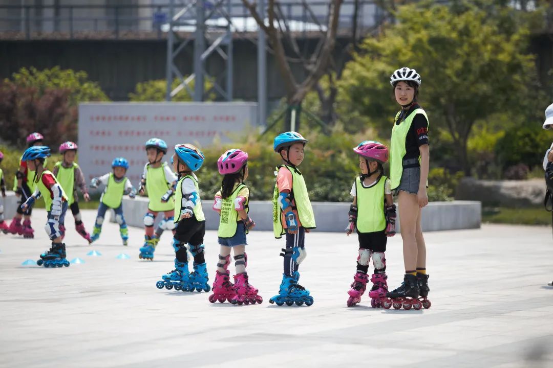 孩子轮滑学习慢，问题多半出在鞋上，别傻傻分不清平花鞋和休闲鞋