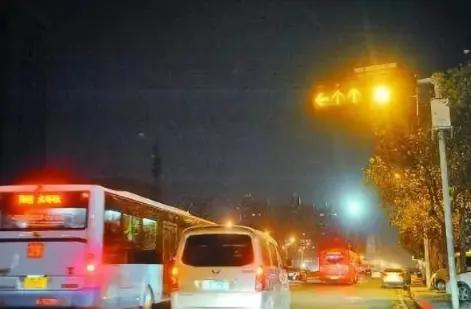 开车姿势看出你开车速度,怎么判断驾驶员开车稳不稳