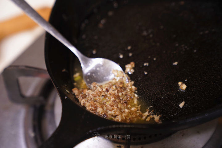 煎牛排爆油怎么办,煎牛排放黑胡椒容易糊吗