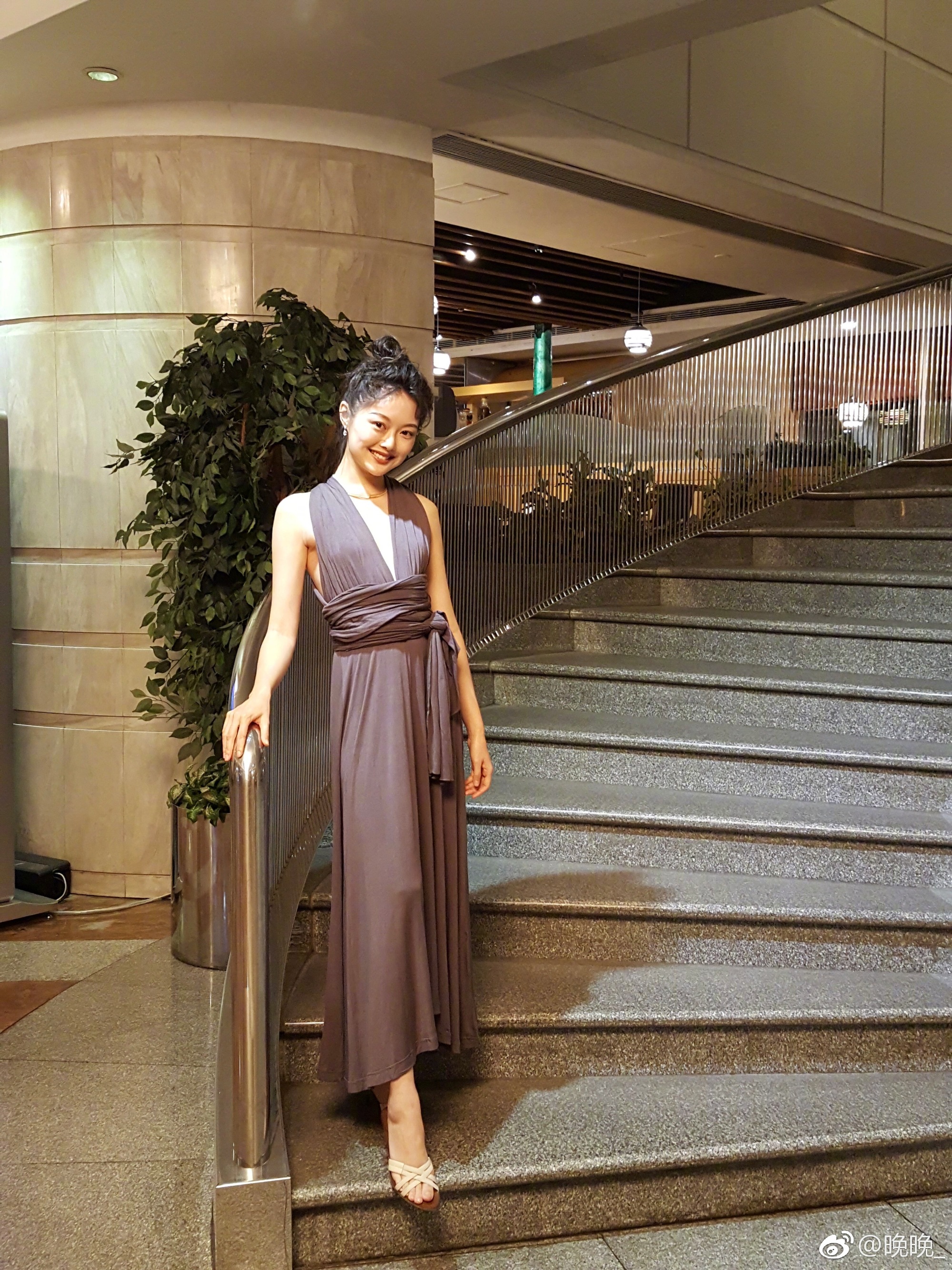 网红鼻祖晚晚和舒淇同框比美赢了？妆容穿搭都有小心机，来抄作业