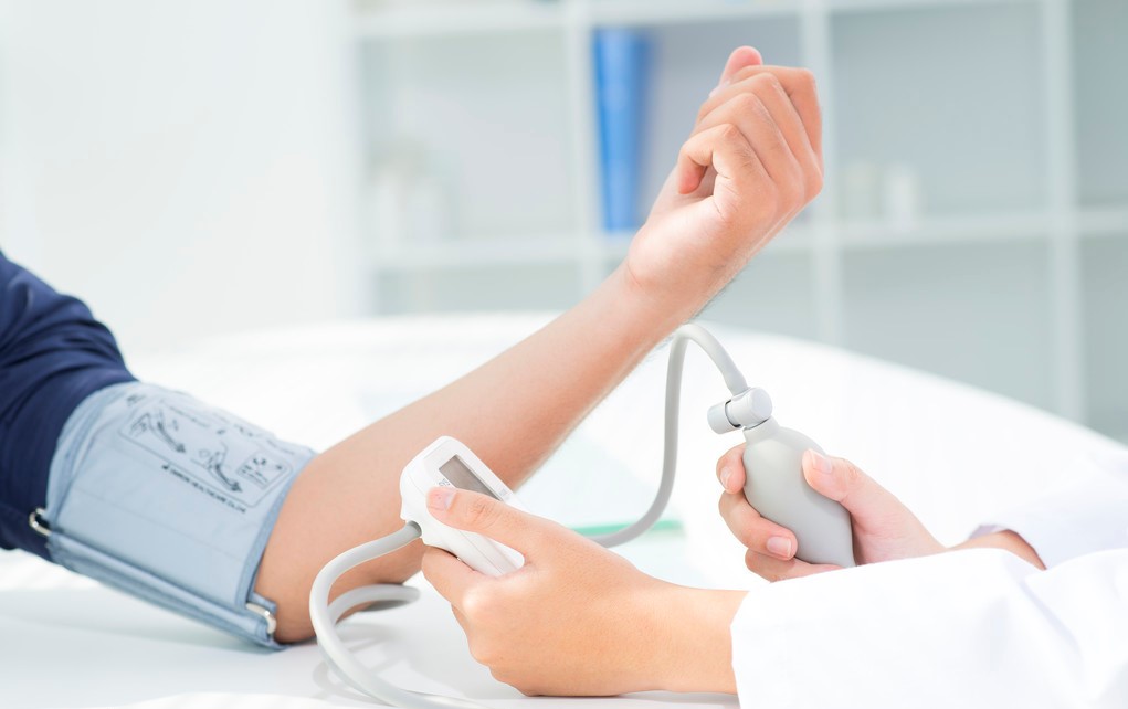 40多岁的人,血压中的高压正常,但低压超过了90,要不要吃药?