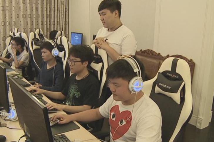 背负骂名，8年身价超5000万！23岁的“网瘾少年”，值得一句认可