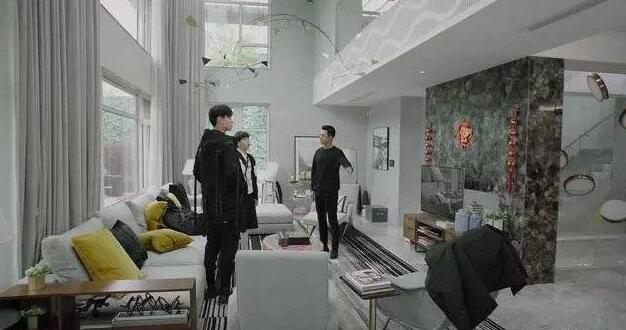 韩商言住的海景套房要十多万一晚,韩商言买项链