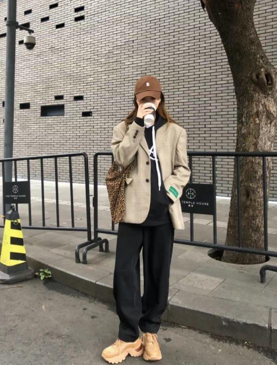 如何知道自己的脸型适合什么帽子,根据脸型挑选帽子这样才不显脸大