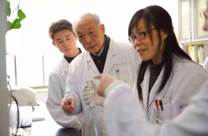 用*霜砒**治疗白血病，获未来科学大奖，96岁的王振义能等来诺奖吗