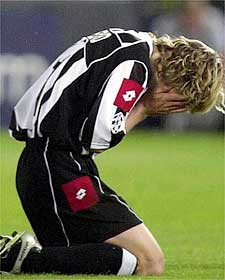 球场上的泪水是足球的魅力之一,足球场那些泪洒球场的瞬间