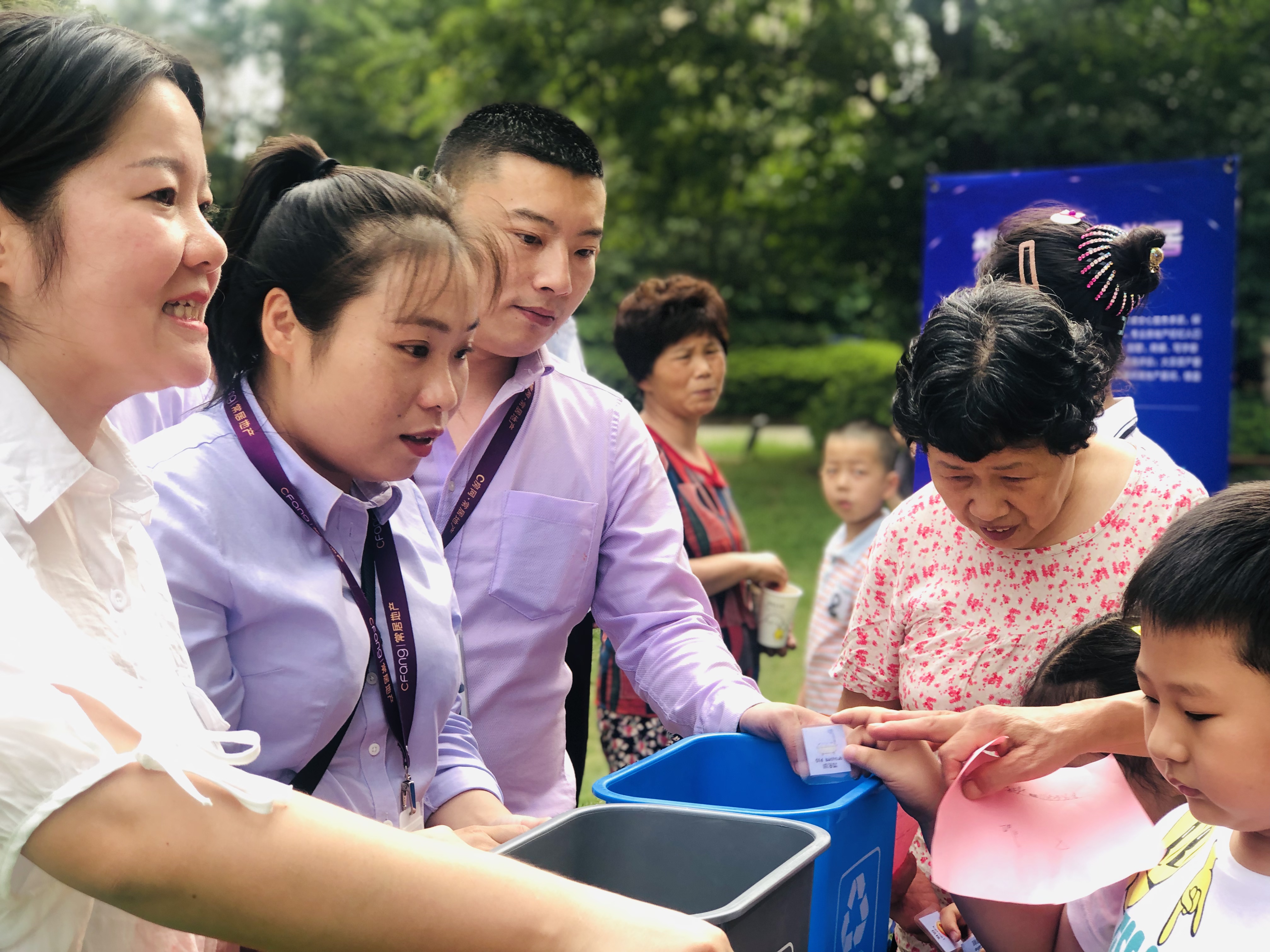 垃圾分类推动居民走向文明自觉,垃圾分类进社区童心同行助环保