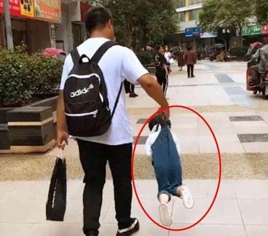 “背篓舅舅”意外走红,带娃搓麻将两不耽误,宝宝的表情太可爱